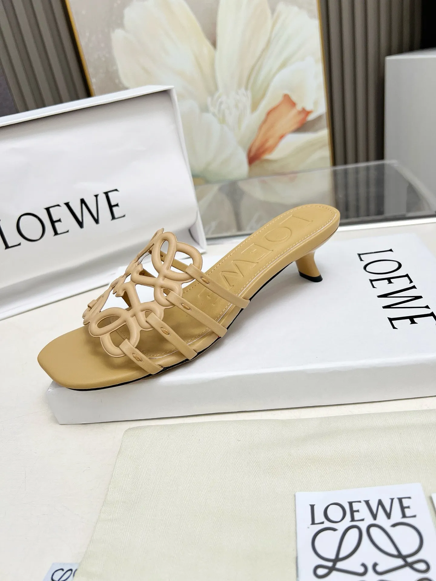 👟👟Ex-factory price 500👟👟 LOEWE 2025 SS summer limited edition hollow slippers, it is a very comprehensive noble fashion brand, highly recommended to all little fairies.   1⃣️Material: Imported cowhide 2⃣️Inner lining: Imported Italian lambskin, super soft and delicate 3⃣️Outsole: Imported Italian original original color genuine leather outsole Heel height 4.5 4⃣️Code number: 35 to 39 (40.41.42.43. Customized)